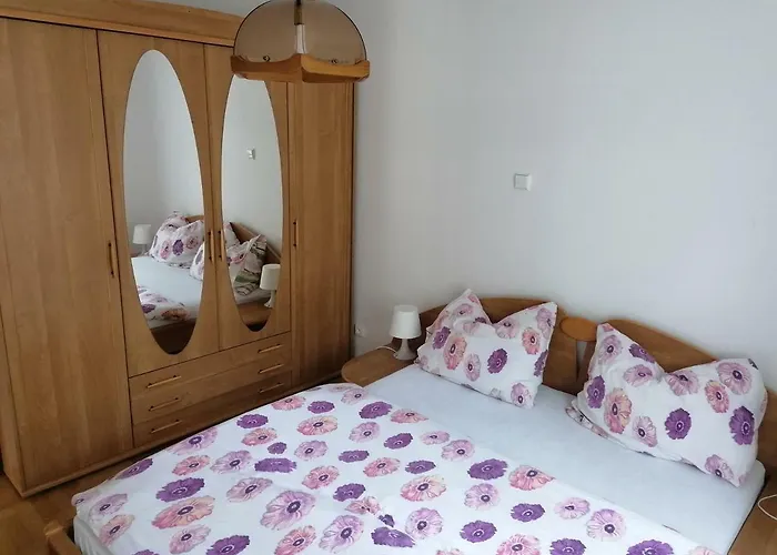 公寓 Pod Sosnami 拉塔